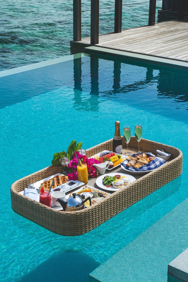 Enjoy a floating breakfast on honeymoon to the Maldives: Image 1