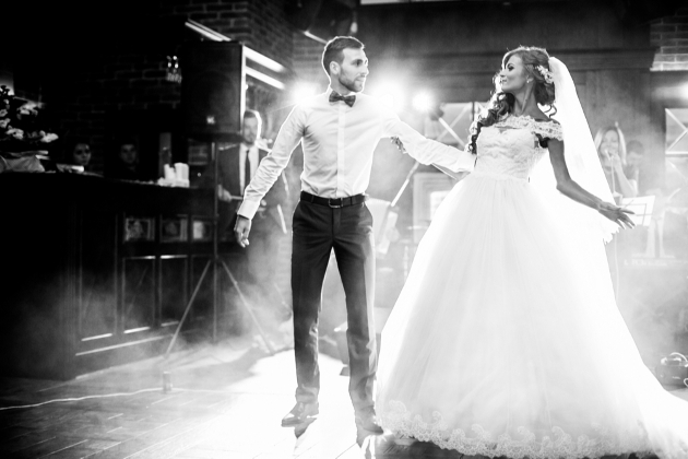 wedding couple doing a first dance routine 