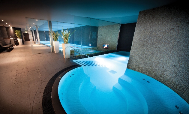jacuzzi in underground look spa glass partitions 