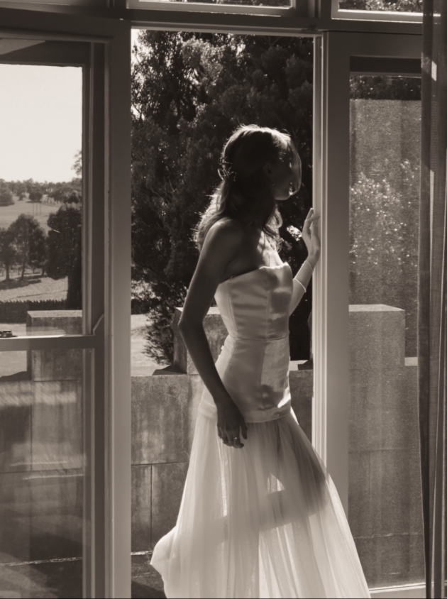 A bodice with a dropped waist that flows elegantly into a sheer tulle ski